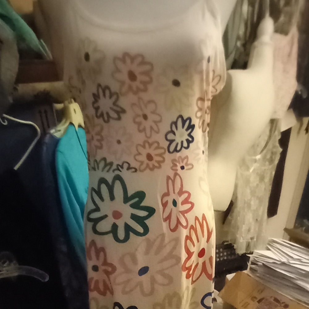 New,maxi dress, spaghetti straps white colored bold flower power print size med.